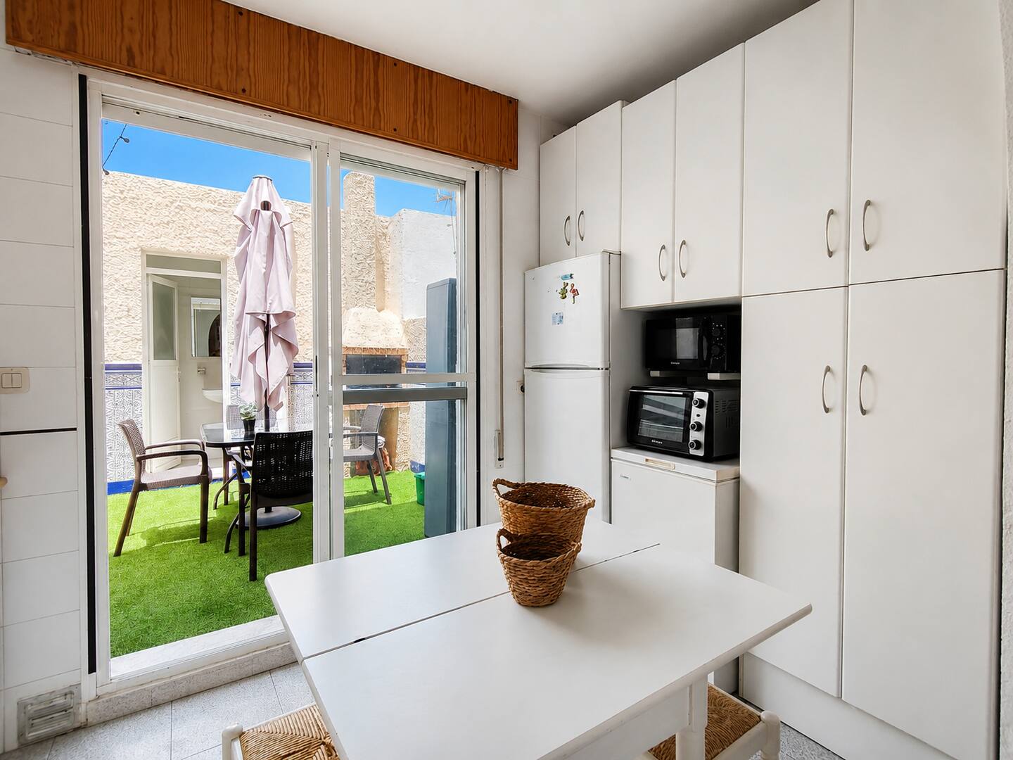 Open kitchen in wood and white tones